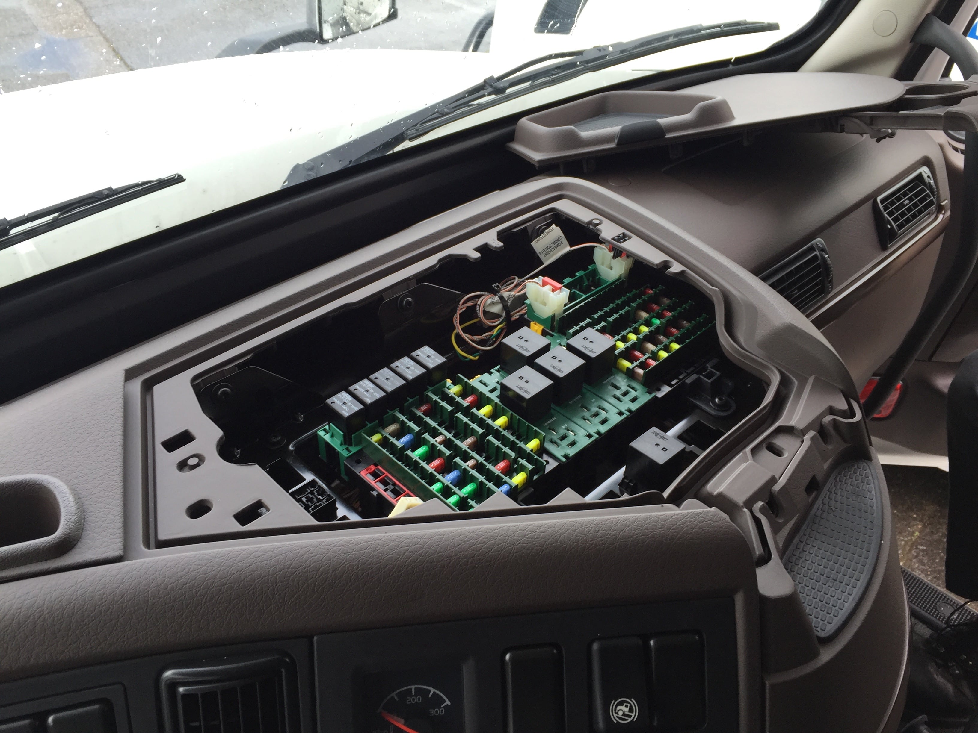 How_to_install_the_Vehicle_Gateway_in_Volvo_Truck_-_Model_Year_2013_-_20180-02.jpg