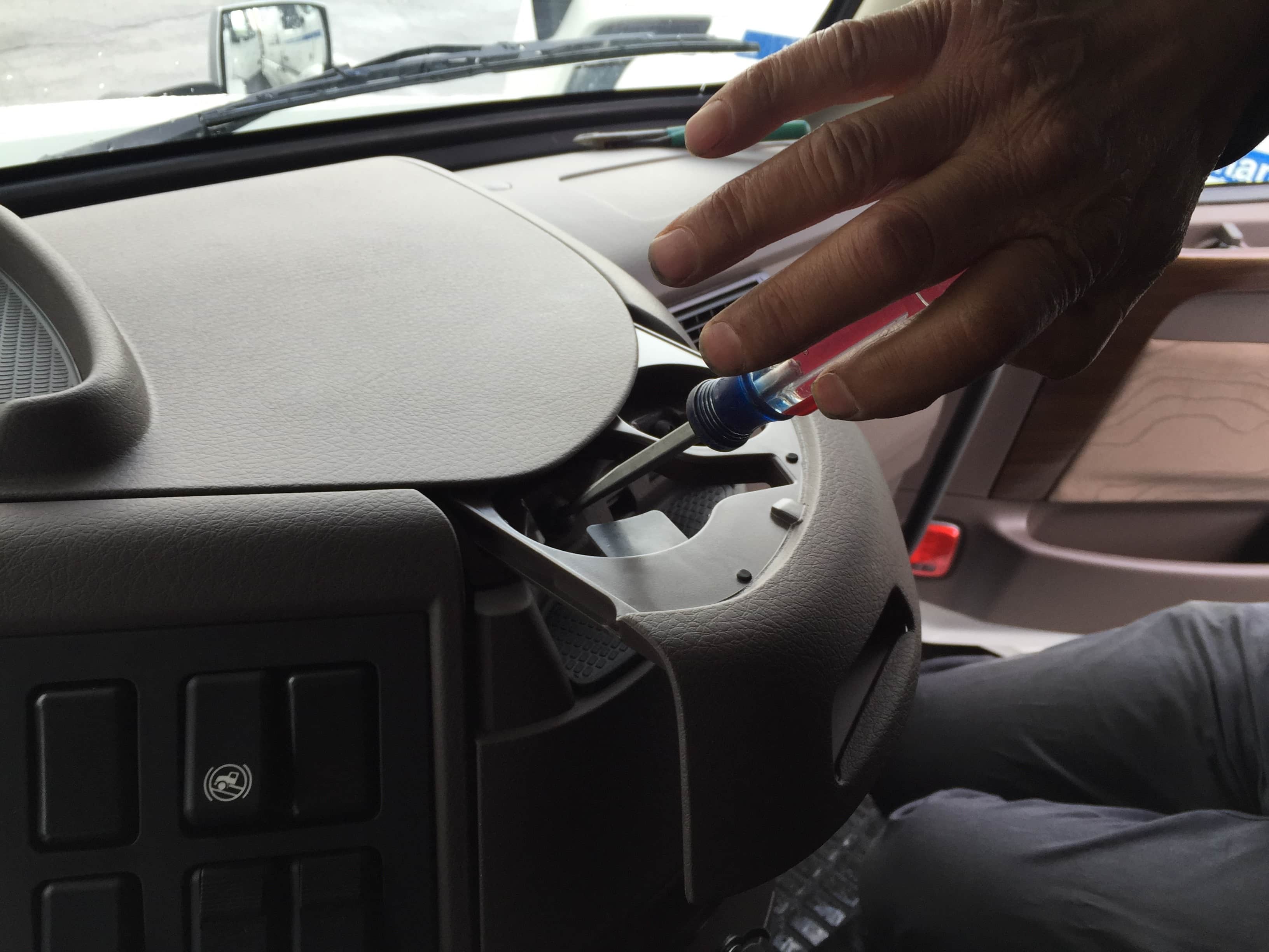 How_to_install_the_Vehicle_Gateway_in_Volvo_Truck_-_Model_Year_2013_-_20180-03.jpg