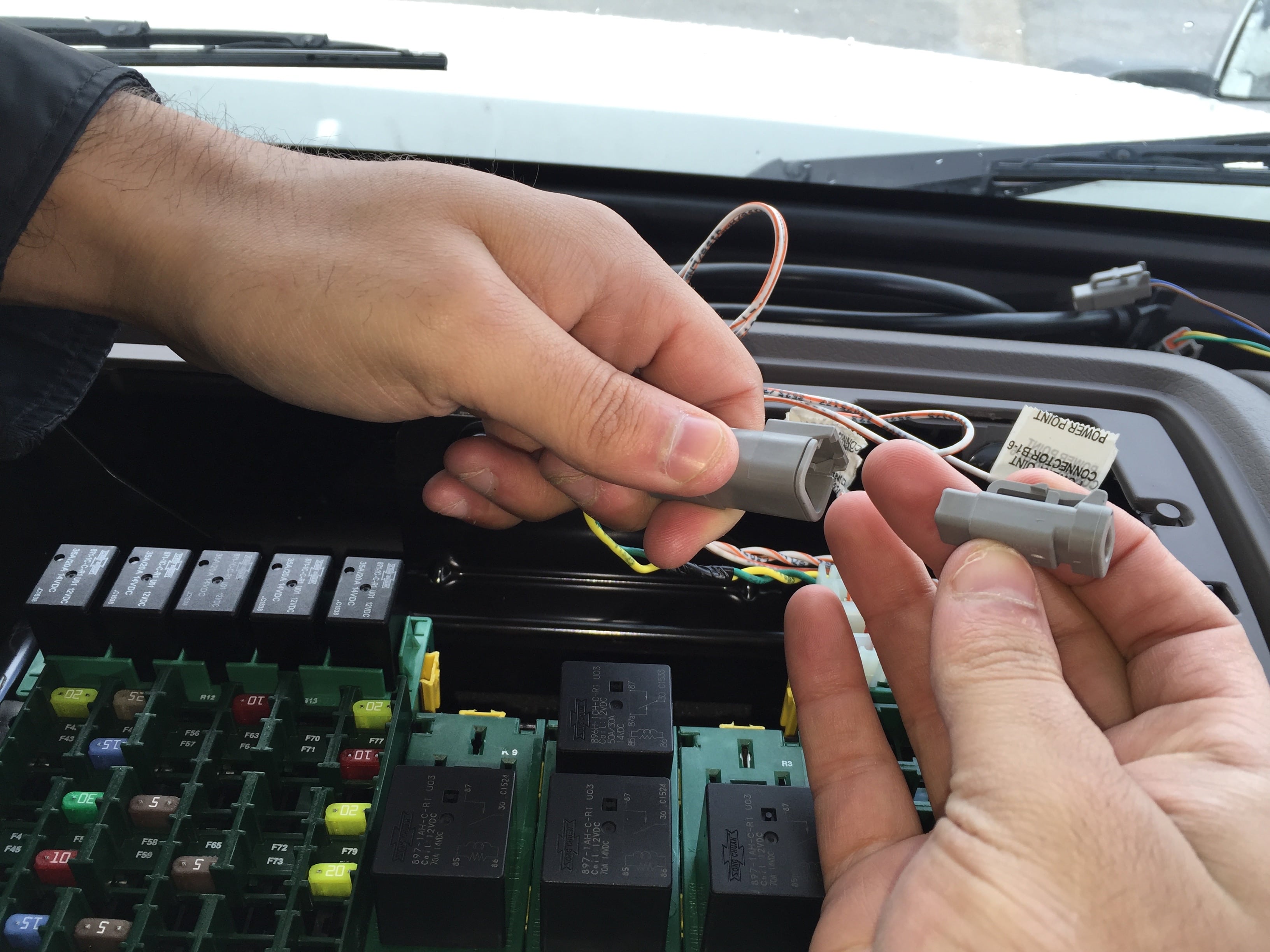 How_to_install_the_Vehicle_Gateway_in_Volvo_Truck_-_Model_Year_2013_-_20180-05.jpg