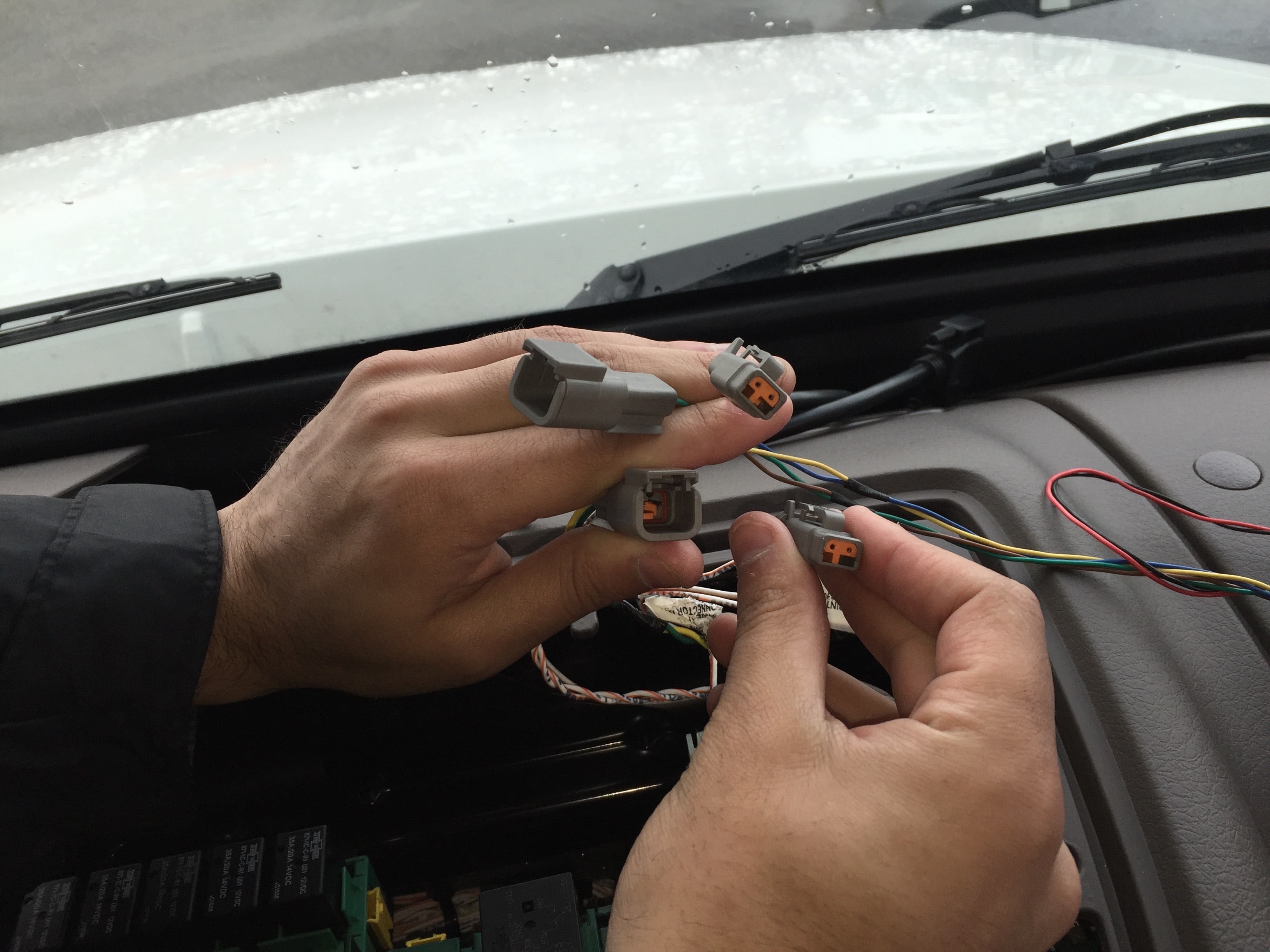 How_to_install_the_Vehicle_Gateway_in_Volvo_Truck_-_Model_Year_2013_-_20180-06.jpg