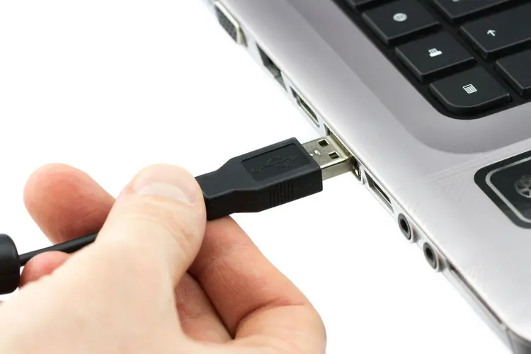 This-Is-the-Way-to-Plug-in-USB-Cables-Right-Every-Time.webp